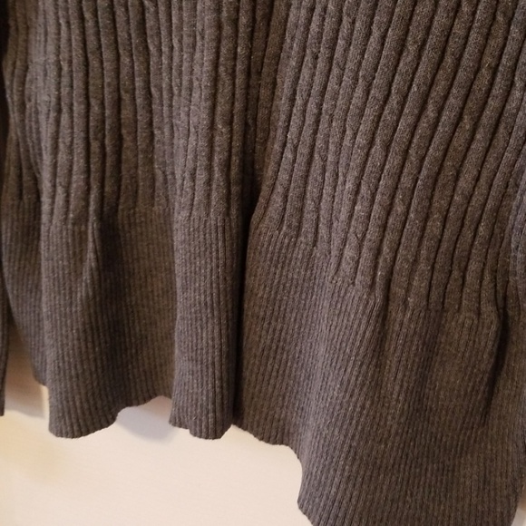 **SOLD** Apt 9 Heather Grey Cable Knit Sweater. - Picture 4 of 8